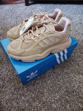 NWT Adidas Ozmillen sneakers Junior/Women's 6